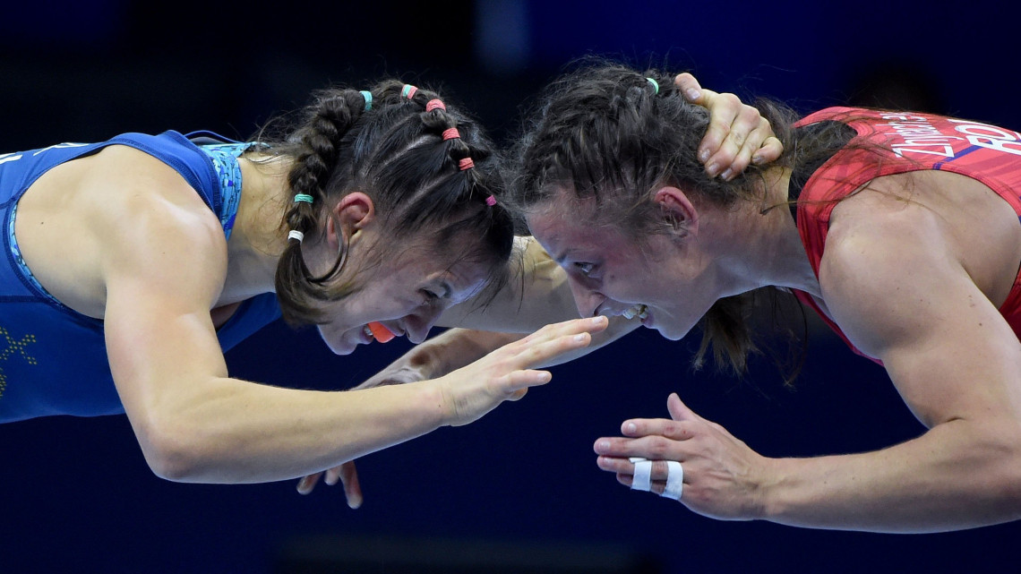 Barka Emese (kék) és a román Kateryna Zhydachevska a női 57 kilogrammos súlycsoport bronzmérkőzésén a budapesti birkózó-világbajnokságon a Papp László Budapest Sportarénában 2018. október 25-én. A mérkőzést Barka Emese nyerte.