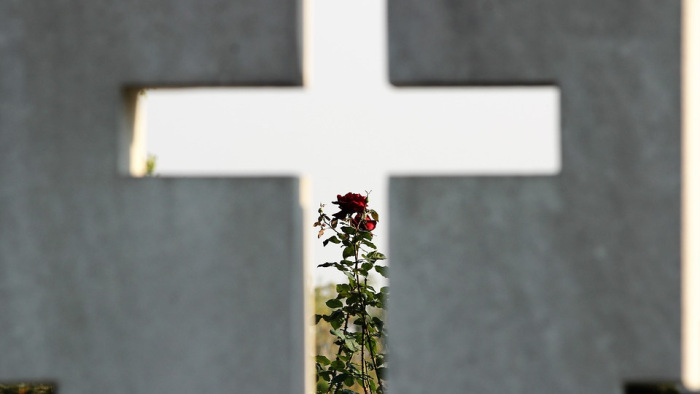 A krematóriumok még bírják a megnövekedett halálozást, de sok helyen várni kell a temetésre