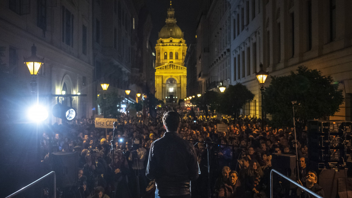 Fekete-Győr András, a Momentum Mozgalom elnöke (háttal) beszél a Nem hagyjuk a CEU-t! tüntetésen Budapesten, a Zrínyi utcában 2018. Október 26-án.
