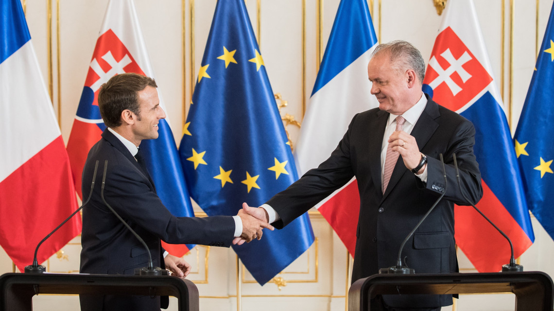 A hivatalos látogatáson Szlovákiában tartózkodó Emmanuel Macron francia elnök és Andrej Kiska szlovák államfő (j) sajtóértekezlete a pozsonyi elnöki palotában 2018. október 26-án.
