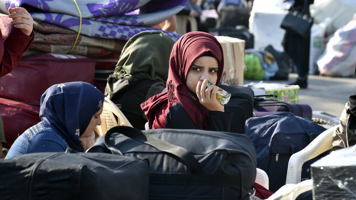 Bejrút, 2018. szeptember 17.Hazatérő szíriai menekültek várnak az indulásra Bejrútban 2018. szeptember 17-én. A két érintett kormány megállapodásának alapján mintegy kétszáz szíriai menekült költözhet vissza hazájába Libanonból. (MTI/EPA/Vael Hamzeh)
