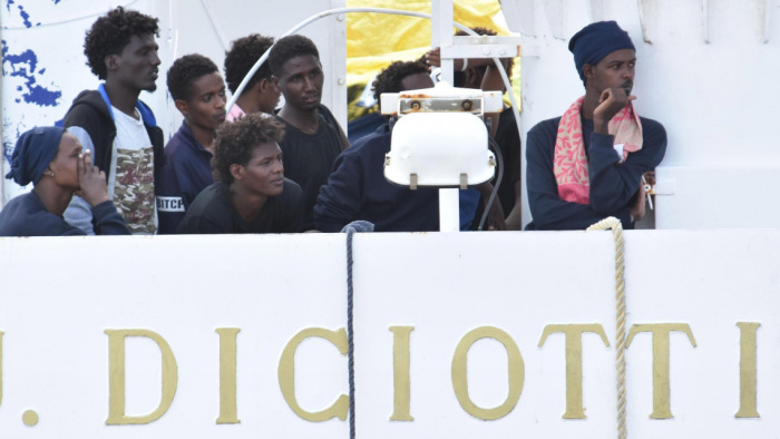 Nem emelnek vádat Matteo Salvini ellen a menekülthajó ügyében