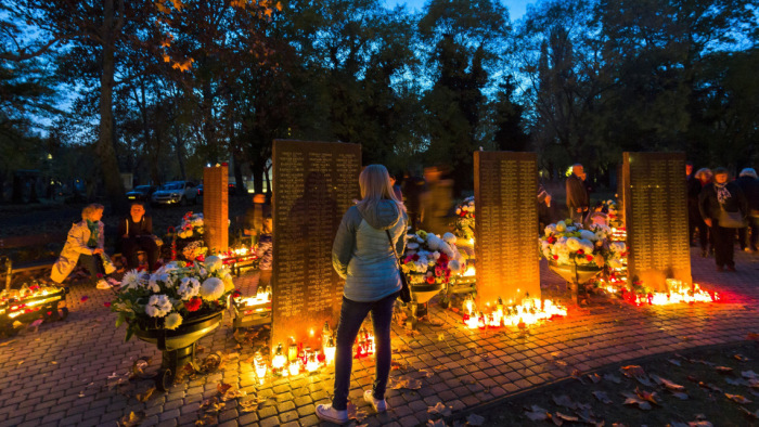 Százezrek a temetőkben - képeken az emlékezés
