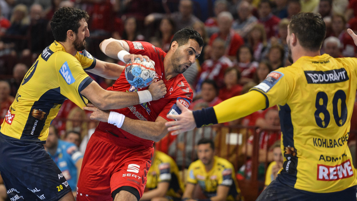 A veszprémi Iman Jamali (k), valamint a német Ilija Abutovic (b) és Jannik Kohlbacher (j) a férfi kézilabda Bajnokok Ligája hatodik fordulójában játszott Telekom Veszprém - Rhein-Neckar Löwen mérkőzésen a Veszprém Arénában 2018. november 3-án.