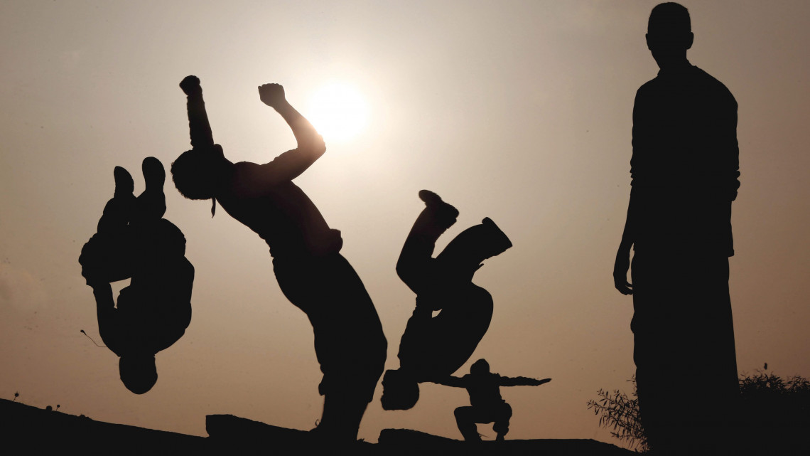 Hán Junisz, 2015. április 17.2015. április 17-én közreadott képen palesztin fiatalok parkour-trükköket mutatnak be Hán Juniszban, a Gázai övezet déli részén április 16-án. A parkour francia eredetű városi sport, amelynek célja, hogy A pontból B-be a lehető leggyorsabb, leghatékonyabb és leglátványosabb módon jusson el a sportoló kizárólag az emberi test képességeit igénybe véve. (MTI/EPA/Mohamed Szaber)