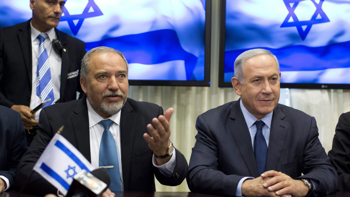 Jeruzsálem, 2016. május 25.Benjámin Netanjahu izraeli miniszterelnök, a jobboldali Likud párt vezetője (j) és Avigdor Liberman korábbi külügyminiszter, a szintén jobboldali Jiszráél Béténu (Izrael a Hazánk) párt alapító-vezetője, miután koalíciós megállapodást írtak alá Jeruzsálemben 2016. május 25-én. A megállapodás értelmében Liberman lesz Izrael új védelmi minisztere és az új koalíció az eddigi hatvanegy helyett hatvanhat képviselőre támaszkodhat a százhúsz tagú kneszetben. (MTI/EPA/Abir Sultan)