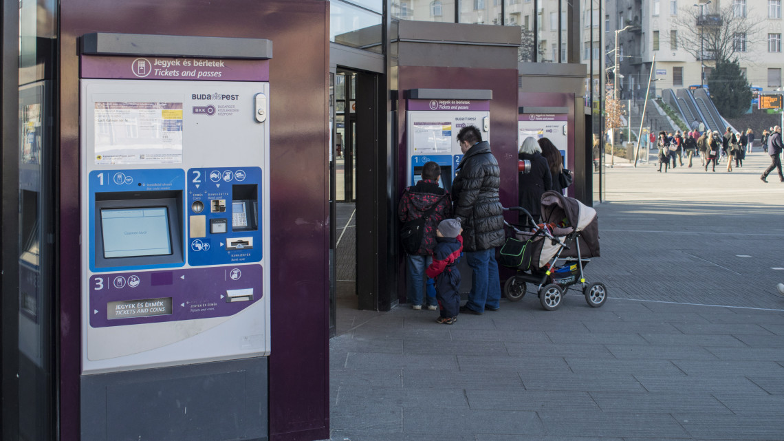 A Budapesti Közlekedési Központ jegyautomatái a Széll Kálmán téri metróállomás külső részén. MTVA/Bizományosi: Róka László  *************************** Kedves Felhasználó!