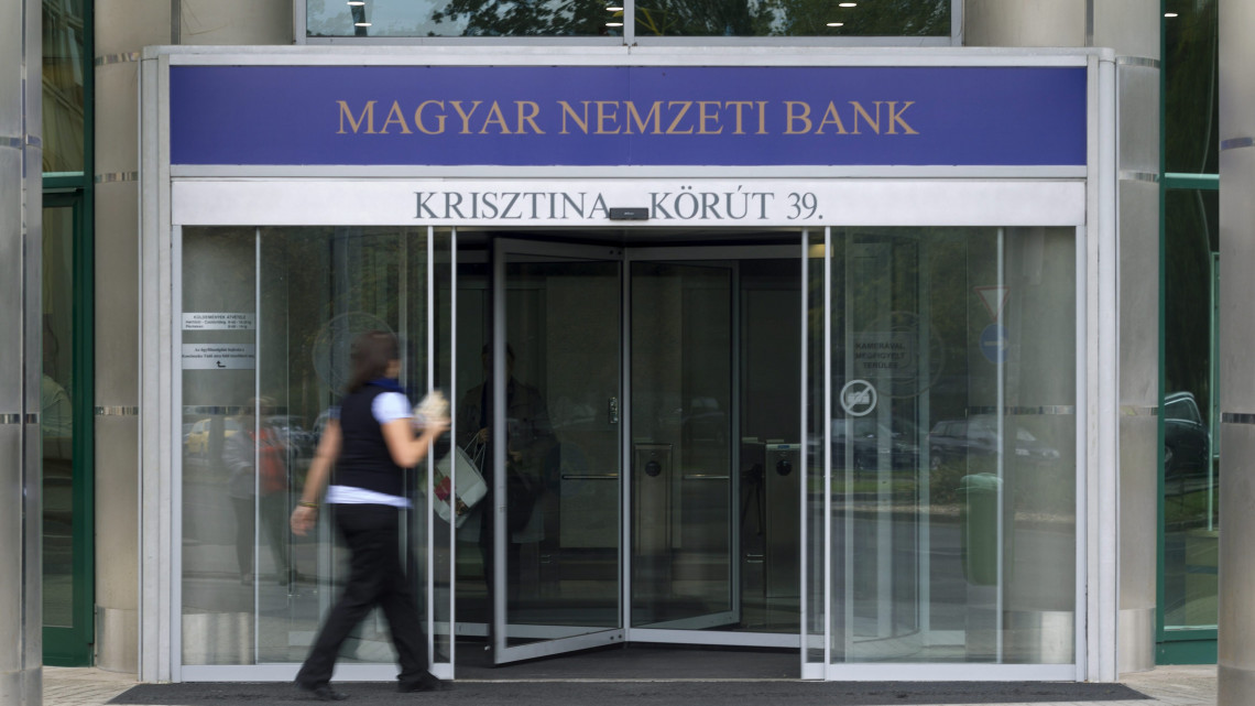 A Magyar Nemzeti Bank (MNB) neve a Pénzügyi Szervezetek Állami Felügyeletének (PSZÁF) korábbi székházán Budapesten 2013. október 1-jén. Szeptember 16-án Országgyűlés elfogadta az MNB-ről szóló törvényt, amely összevonja a jegybankot és a PSZÁF-ot, ez utóbbi megszüntetésével.