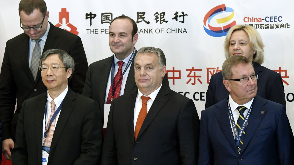Orbán Viktor miniszterelnök (k), Matolcsy György, a Magyar Nemzeti Bank (MNB) elnöke (j), Ji Kang, a kínai központi bank kormányzója (elöl, b) a 16+1 Jegybankelnöki Találkozón, a Magyar Nemzeti Bank első alkalommal megrendezett tanácskozásán a Bölcs Várban, az egykori budai Óvárosháza felújított épületében a budai Várban 2018. november 9-én. A háttérben balról jobbra: Ülo Kaasik, az észt jegybank helyettes kormányzója, Nikola Fabris, a montenegrói jegybank igazgatóhelyettese és Anna Trzecinska, a lengyel jegybank igazgatóhelyettese.
