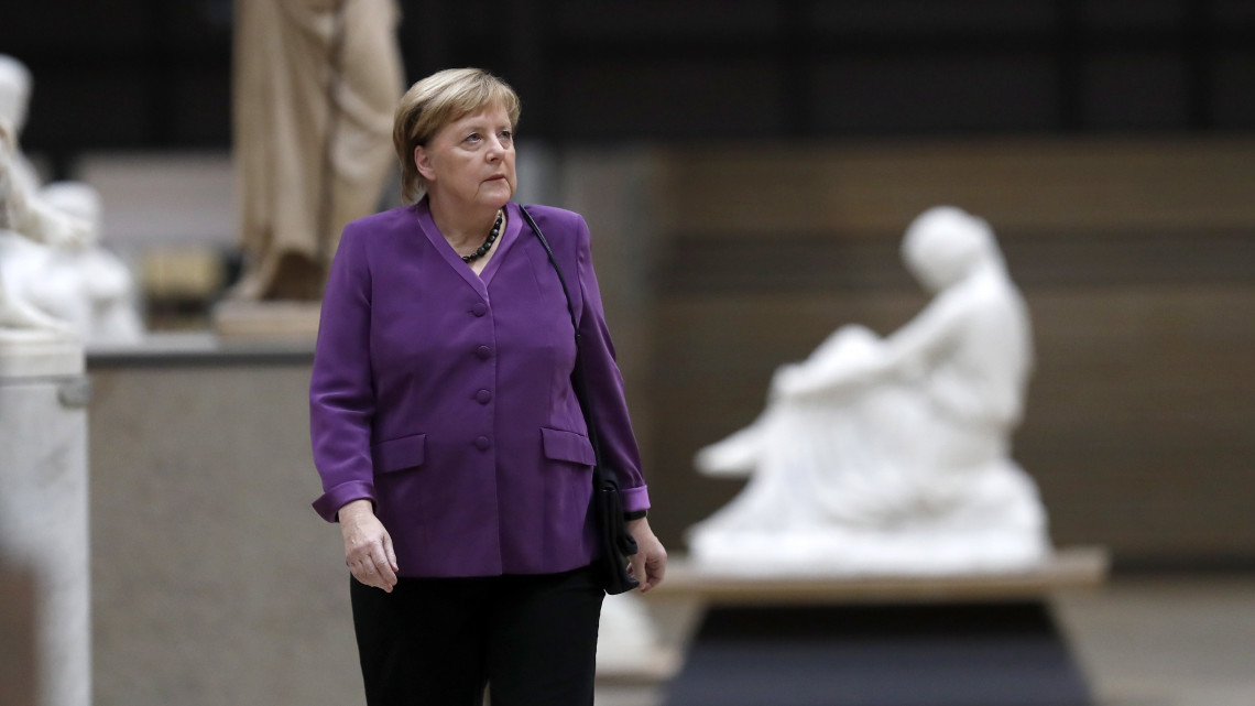 Angela Merkel német kancellár nemzetközi állam- és kormányfői díszvacsorára érkezik az első világháborút lezáró egyezmény évfordulójának előestéjén, 2018. november 10-én a párizsi Orsay Múzeumban. Az egyezmény aláírásának századik évfordulóján tartandó másnapi megemlékezésre csaknem 60 állam- és kormányfő hivatalos.