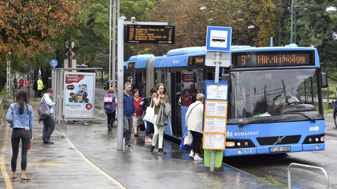 Villamospótló busz a II. kerületi Szilágyi Erzsébet fasoron, a Budagyöngye megállónál 2018. szeptember 3-án. Szeptember 1-jén a 61-es villamos 2017-ben felújított vonalán, a Kelemen László utcai megállónál a hatalmas mennyiségű esővíz kimosta a sínek alól a zúzottkő ágyazatot. A BKV közlése szerint a villamosforgalom a hét második felében indulhat újra az érintett szakaszon.