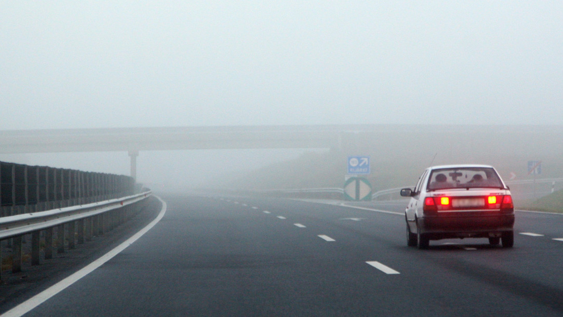Sűrű köd nehezíti a közlekedést az M7-es autópályán Sávoly közelében.