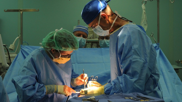 Szenzációs műtét: visszaadták egy beteg hangját