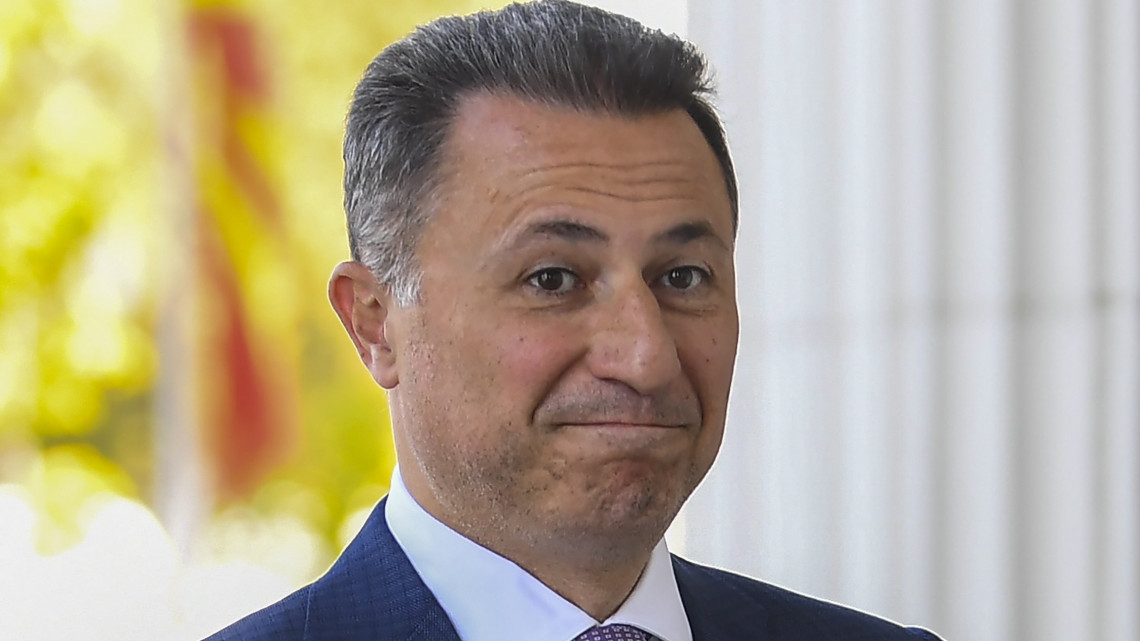 Nikola Gruevszki volt  macedón miniszterelnök a macedón fellebbviteli bíróságra érkezik Szkopjéban 2018. október 5-én. A bíróság megerősítette a Gruevszki ellen hivatali visszaélés miatt kiszabott kétéves börtönbüntetést. A politikust májusban ítélte el egy szkopjei bíróság amiatt, hogy miniszterelnökként befolyást gyakorolt egy páncélozott Mercedes beszerzésére kiírt pályázat kimenetelére, és a győztesnek kihirdetett autókereskedő utólag jutalékot fizetett neki, illetve ő maga személyes használatra is igénybe vette a luxusautót.
