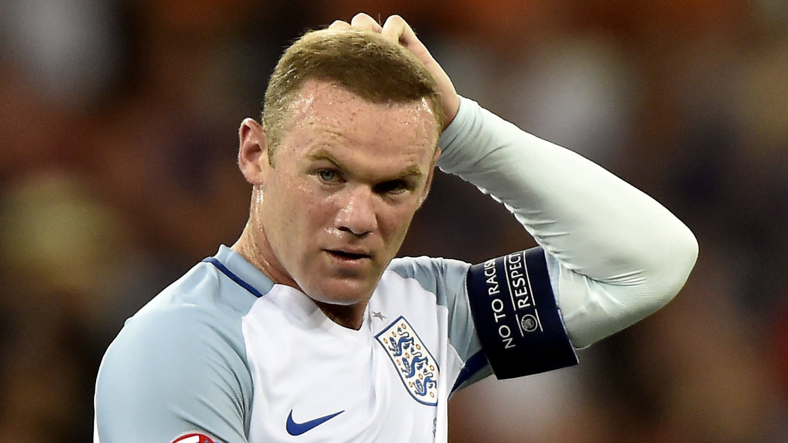 Az angol Wayne Rooney a franciaországi labdarúgó Európa-bajnokság nyolcaddöntőjének Anglia - Izland mérkőzésén a nizzai Allianz Riviera Stadionban 2016. június 27-én.
