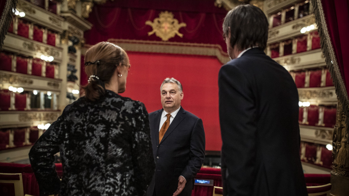 A Miniszterelnöki Sajtóiroda által közreadott képen Orbán Viktor miniszterelnök (k), Lévai Anikó, a miniszterelnök felesége és Csiszár Jenő milánói főkonzul (j) a milánói Scala operaházban, ahol megtekintik Kurtág György Fin de partie című operájának ősbemutatóját 2018. november 15-én.