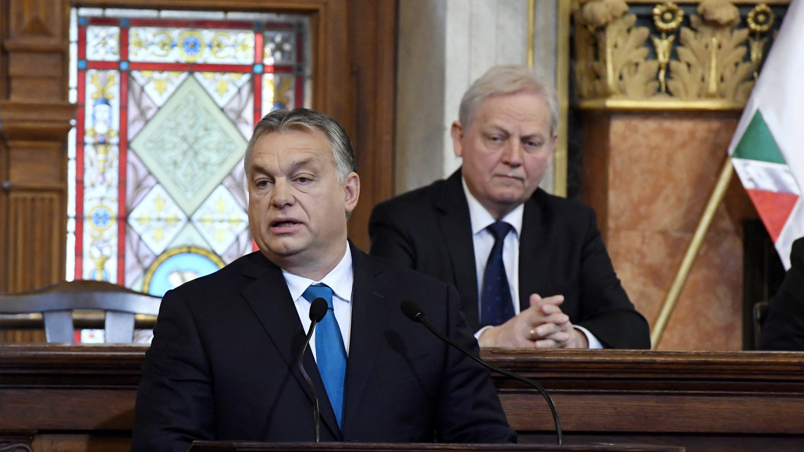 Orbán Viktor miniszterelnök (b) beszédet mond a főváros napján, Budapest egyesítésének 145. évfordulója alkalmából tartott ünnepségen az Újvárosháza dísztermében 2018. november 17-én. Mögötte Tarlós István főpolgármester.