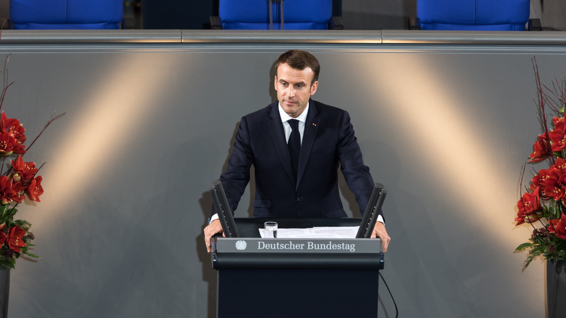 Emmanuel Macron francia elnök a háborúk és diktatúrák áldozataira emlékező német gyásznap alkalmából tartott ünnepi ülésen beszél a német parlament, a Bundestag berlini épületében 2018. november 18-án.