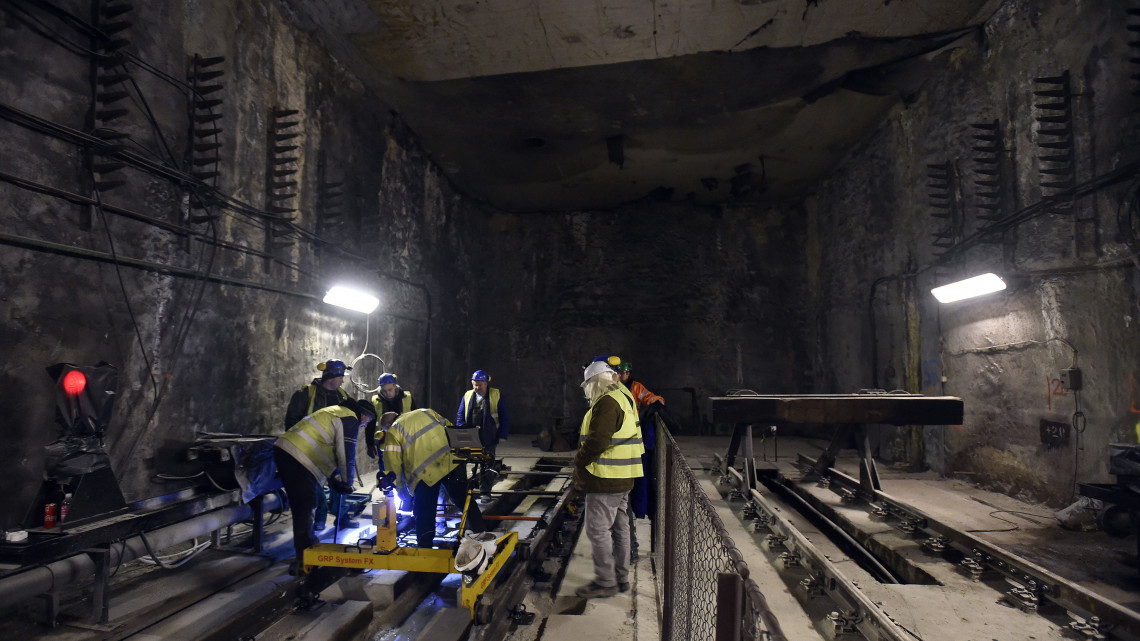 A sínek beszabályozásán dolgoznak a munkások a kihúzóalagút végén a 3-as metróvonal felújítás alatt lévő Újpest-központ megállóhelyénél 2018. március 27-én. A tavaly év végén kezdődött felújítási munkálatok során megújulnak a 3-as metróvonal északi szakaszán az Újpest-központ, az Újpest-városkapu, a Gyöngyösi utca, a Forgách utca, az Árpád híd és a Dózsa György út metróállomások és az alagútszakaszok. A tervek szerint a munkálatok egy évig tartanak.