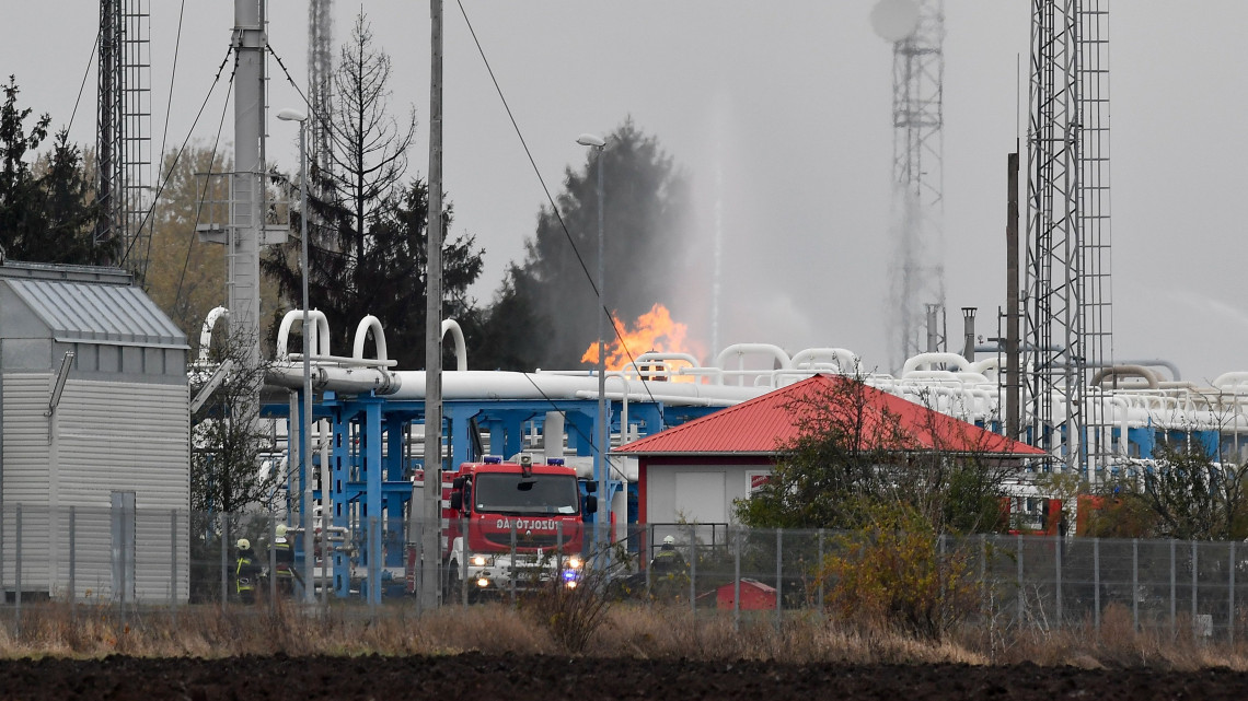 Vízsugarakkal oltják a tüzet a Mol nagyhegyesi gáztározójában 2018. november 20-án. A gáz hajnalban lobbant be technológiai meghibásodás miatt.  A hibás vezetéket leválasztották, ám a csőben lévő gáz még táplálja a lángokat.