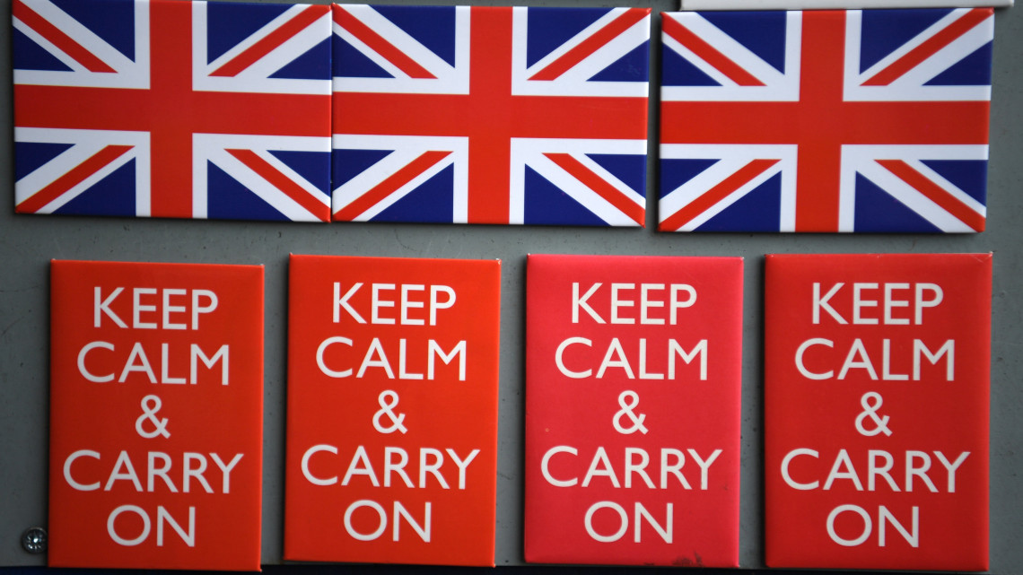 Maradj nyugodt és folytasd feliratú hűtőmágnesek egy londoni ajándéküzletben 2018. október 18-án. Theresa May brit miniszterelnök az EU-tagországok állam- és kormányfőinek brüsszeli csúcstalálkozója második napi tanácskozása előtt úgy nyilatkozott, hogy elképzelhetőnek tartja az országa uniós kilépését követő, eredetileg 2020 végéig tervezett átmeneti időszak néhány hónapos meghosszabbítását.