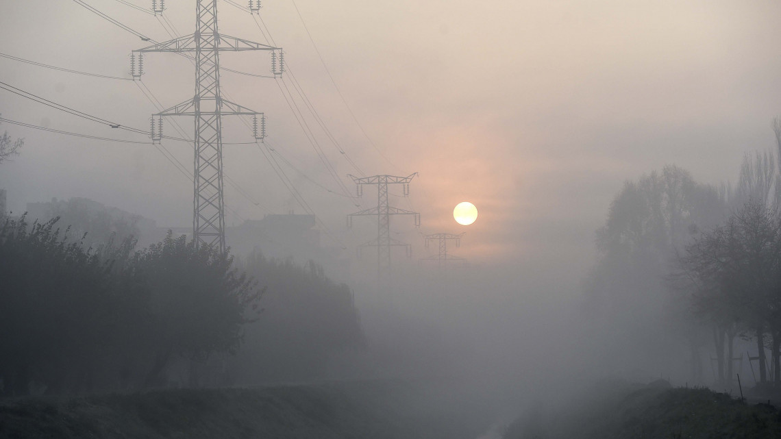 A Rákos-patak és egy nagyfeszültségű vezeték napfelkelte után, ködös időben 2018. november 9-én.