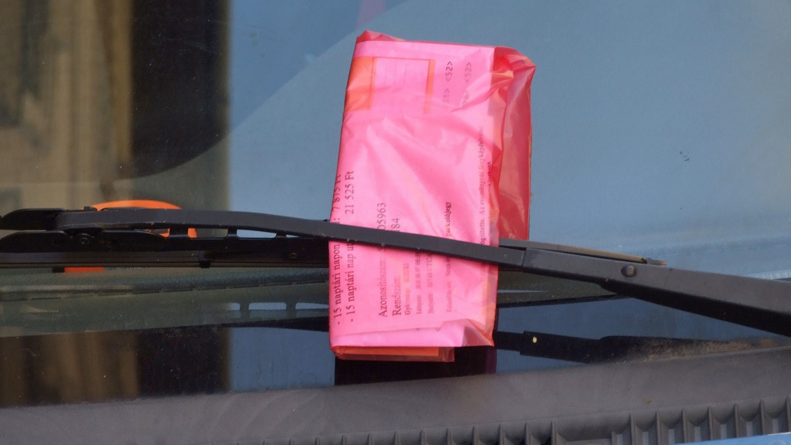 Büntetési cédula esővédő piros tasakban egy parkolásidíj megfizetése nélkül leállított személygépkocsi szélvédőjén a belvárosban. MTVA/Bizományosi: Jászai Csaba  *************************** Kedves Felhasználó!