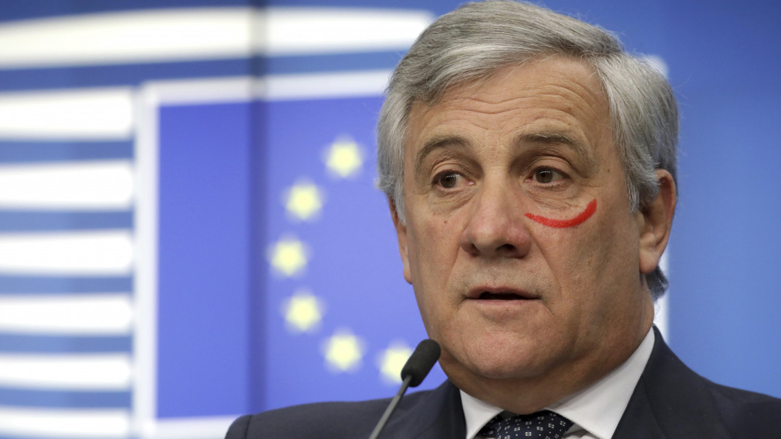 Antonio Tajani, az Európai Parlament elnöke az erőszaknak áldozatul esett nőkkel vállalt szolidaritásból piros festékcsíkkal az arcán nyilatkozik a sajtónak az uniós tagországok vezetőinek a brit EU-tagság megszűnéséről tartott rendkívüli csúcsértekezletén Brüsszelben 2018. november 25-én, a nők elleni erőszak megszüntetésének világnapja.