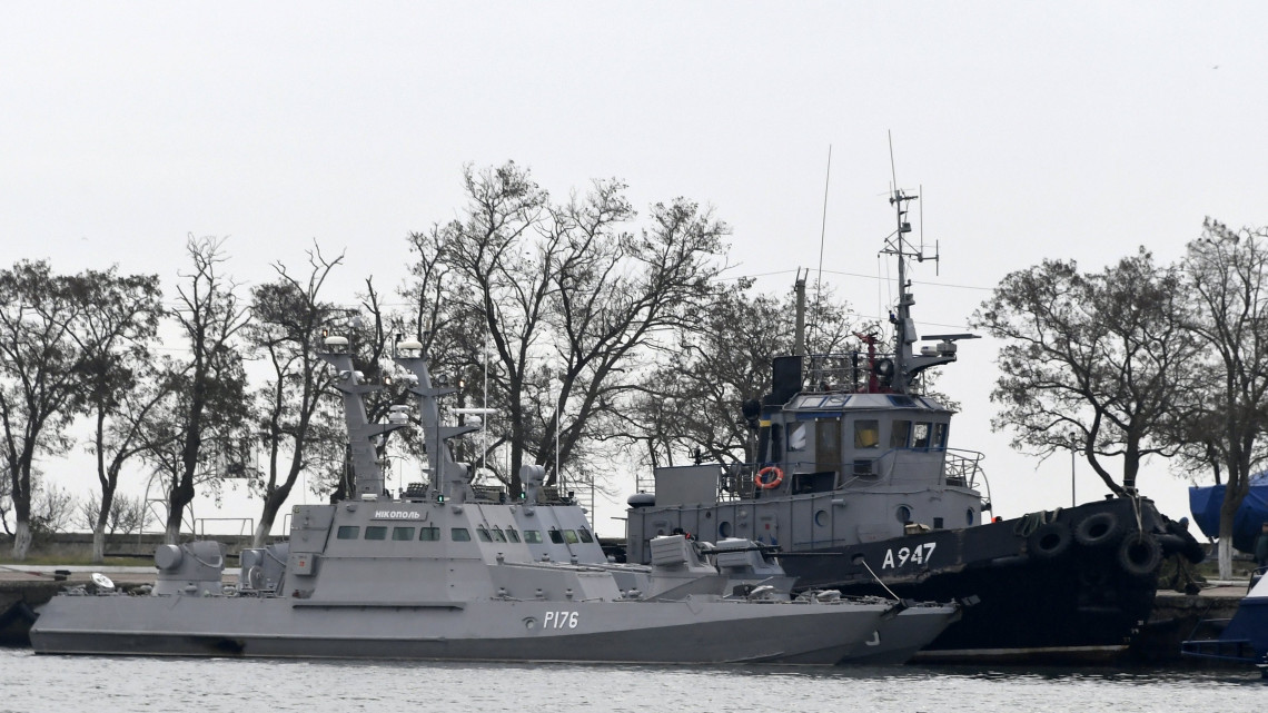 A Kercsi incidensben az oroszok által megszállt három ukrán hadihajó a Fekete-tengert és az Azovi-tengert összekötő Kercsi-szoros közelében 2018. november 26-án. Petro Porosenko ukrán elnök az éjjel 60 napos hadiállapot bevezetését javasolta a Kercsi-szorosnál történt orosz agresszió miatt.