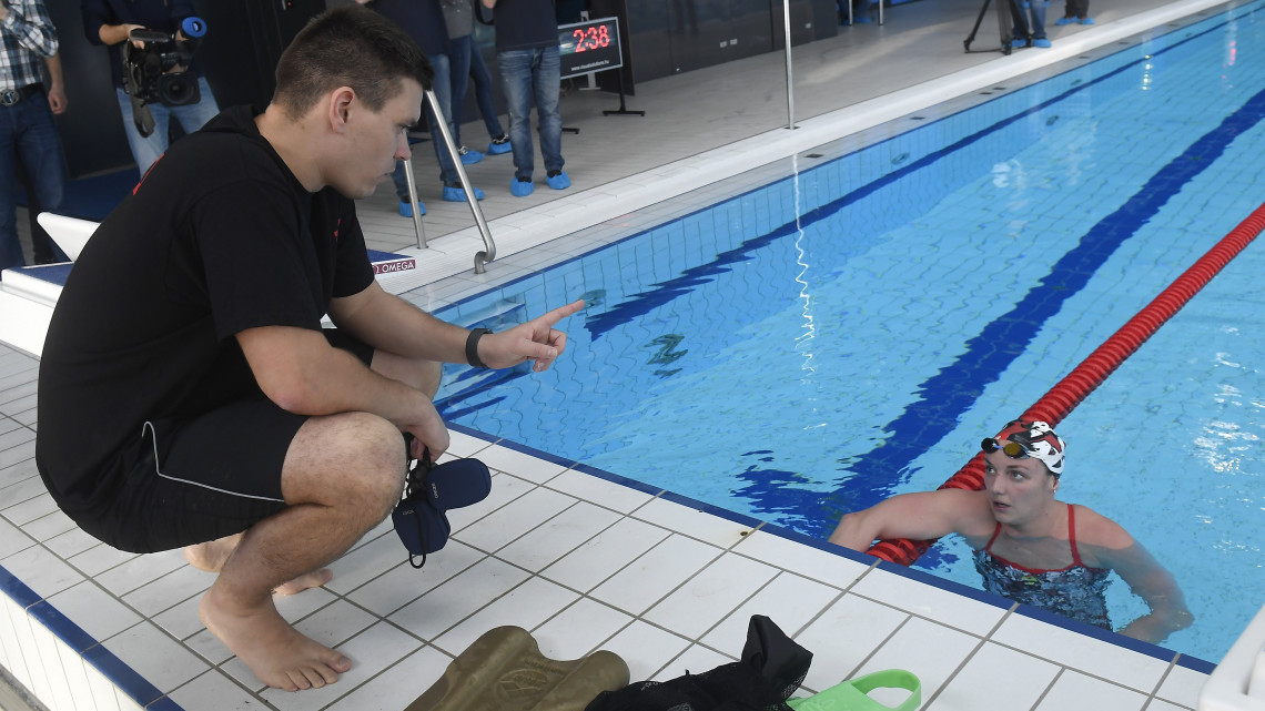 Hosszú Katinka háromszoros olimpiai bajnok úszó és edzője, Petrov Árpád a fővárosi Duna Arénában tartott sajtótájékoztatójukon 2018. november 28-án.