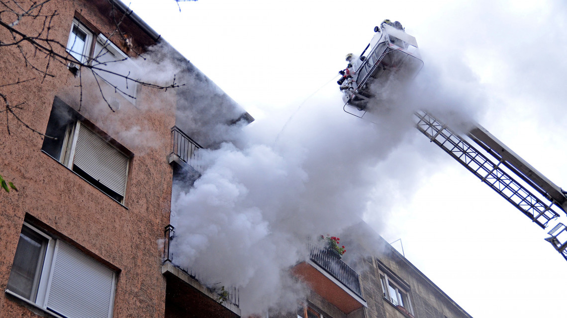 Lakástűz a IX. kerületben egy Vaskapu utcai társasház harmadik emeletén 2017. november 16-án. A tűzoltók öt lakót menekítettek ki az épületből.