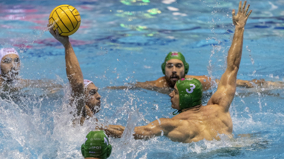 Kállay Márk (j), az FTC-Telekom Waterpolo és Ioannis Fountoulis (b), az Olympiakosz Piraeus játékosa a vízilabda férfi Európai Szuperkupa FTC-Telekom Waterpolo - Olympiakosz mérkőzésén a Komjádi uszodában 2018. november 30-án.