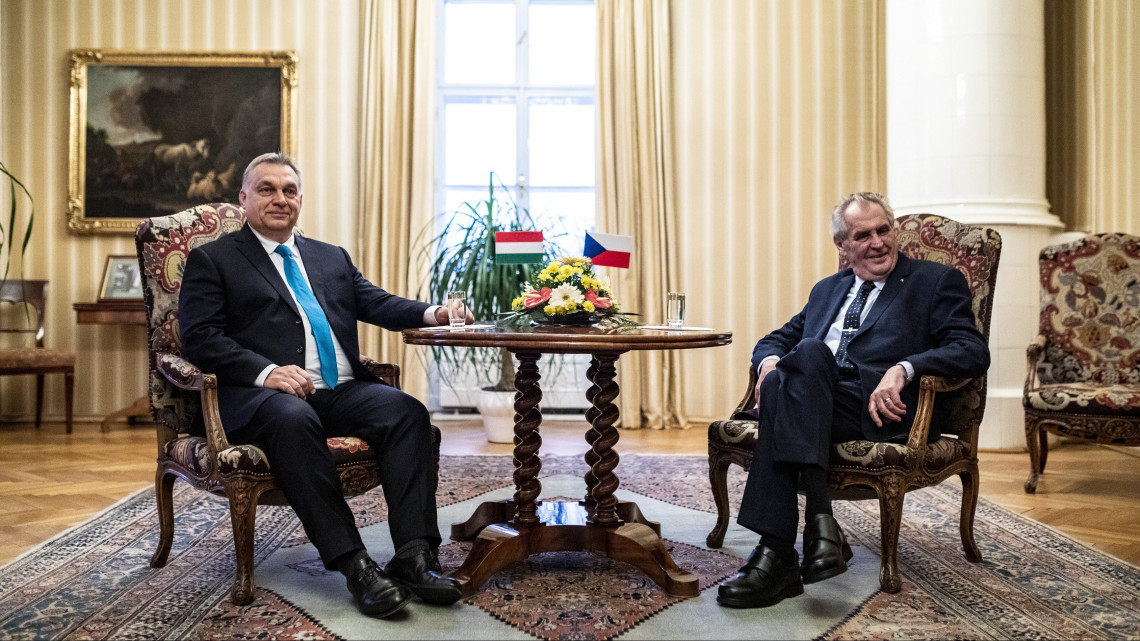 A Miniszterelnöki Sajtóiroda által közreadott képen Orbán Viktor miniszterelnök (b) Milos Zeman cseh köztársasági elnökkel tárgyal az elnöki rezidencián a csehországi Lány településen 2018. november 30-án.