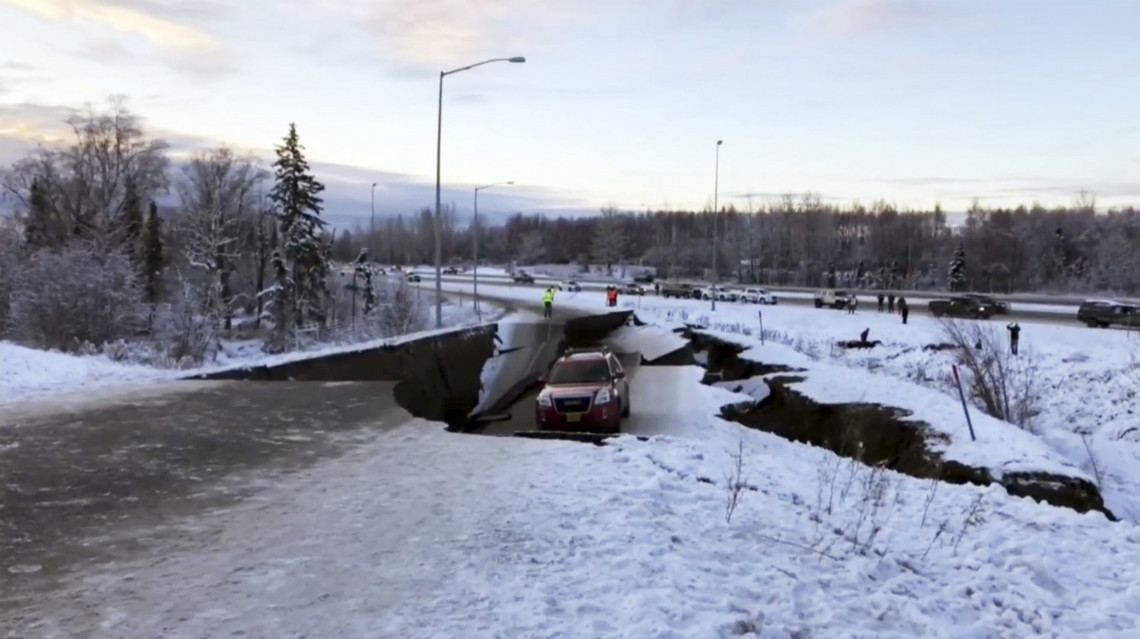 Megrepedt úttest az alaszkai Anchorage városa közelében 2018. november 30-án, miután 7-es erősségű földrengés rázta meg a térséget. A földrengés fészke 43 kilométeres mélységben, 12 kilométerre északra volt Alaszka legnagyobb városától.