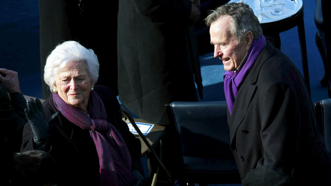 Washington, 2009. január 20. George H.W. BUSH egykori amerikai elnök látható felesége, Barbara társaságában a washingtoni Fehér Házban, miután megérkezett a beiktatási ünnepségre 2009. január 20-án. Obama az Egyesült Államok 44. elnöke és az első afroamerikai államfője lesz. (MTI/EPA/WIN MCNAMEE)