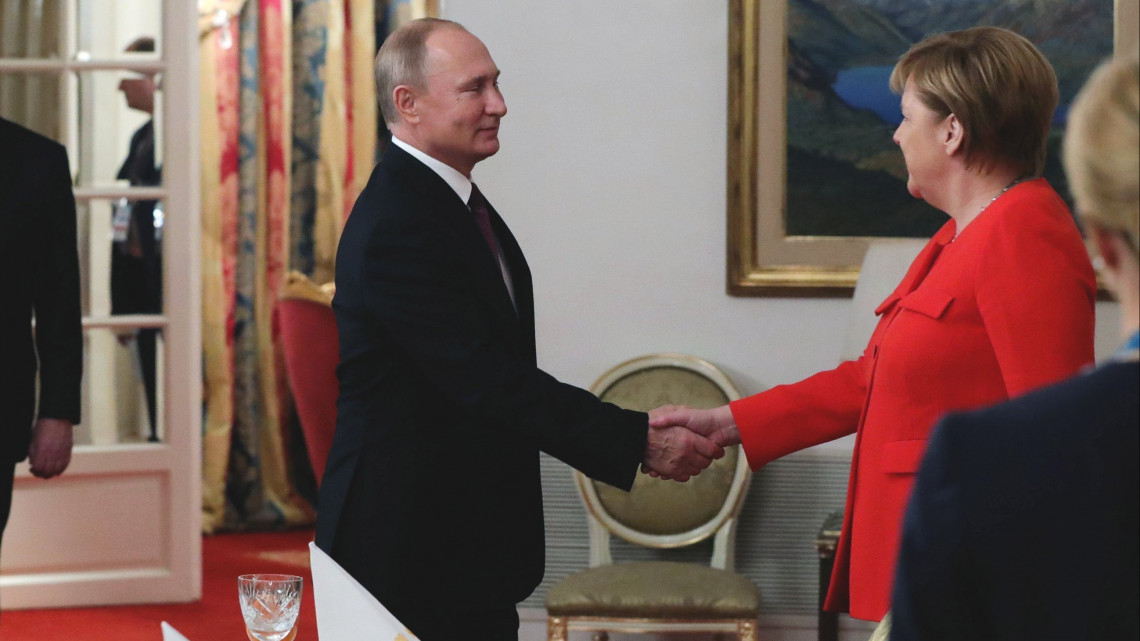 Vlagyimir Putyin orosz elnök (k) és Angela Merkel német kancellár (j) kezet fog a kétoldalú megbeszélésük kezdetén a világ 19 legfejlettebb gazdaságú és vezető feltörekvő országát, valamint az Európai Uniót tömörítő húszas csoport, a G20 csúcstalálkozóján Buenos Airesben 2018. december 1-jén.