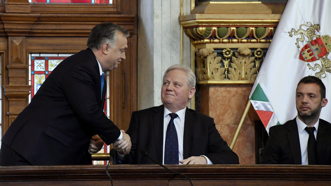 Orbán Viktor miniszterelnök (b) és Tarlós István főpolgármester üdvözli egymást, mellettük Szeneczey Balázs városfejlesztésért felelős főpolgármester-helyettes a főváros napján, Budapest egyesítésének 145. évfordulója alkalmából tartott ünnepségen az Újvárosháza dísztermében 2018. november 17-én.