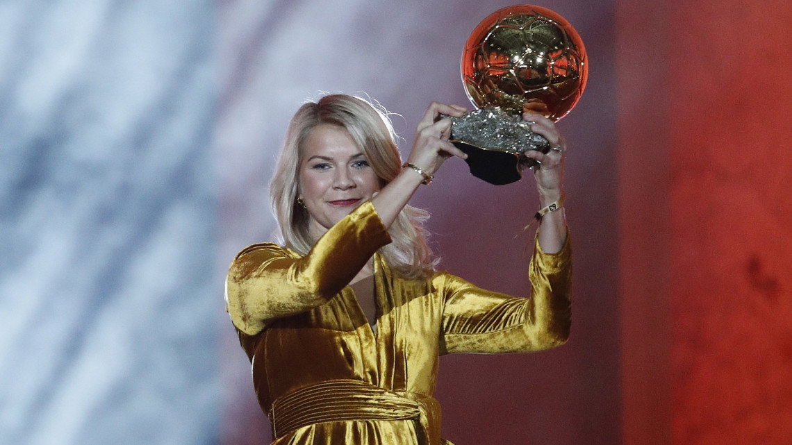 Ada Hegerberg norvég labdarúgó, az Olympique Lyonnais francia klub női csapatának játékosa kezében az év legjobb női futballistájának odaítélt Aranylabda-díjjal az átadóünnepségen Párizsban 2018. december 3-án.