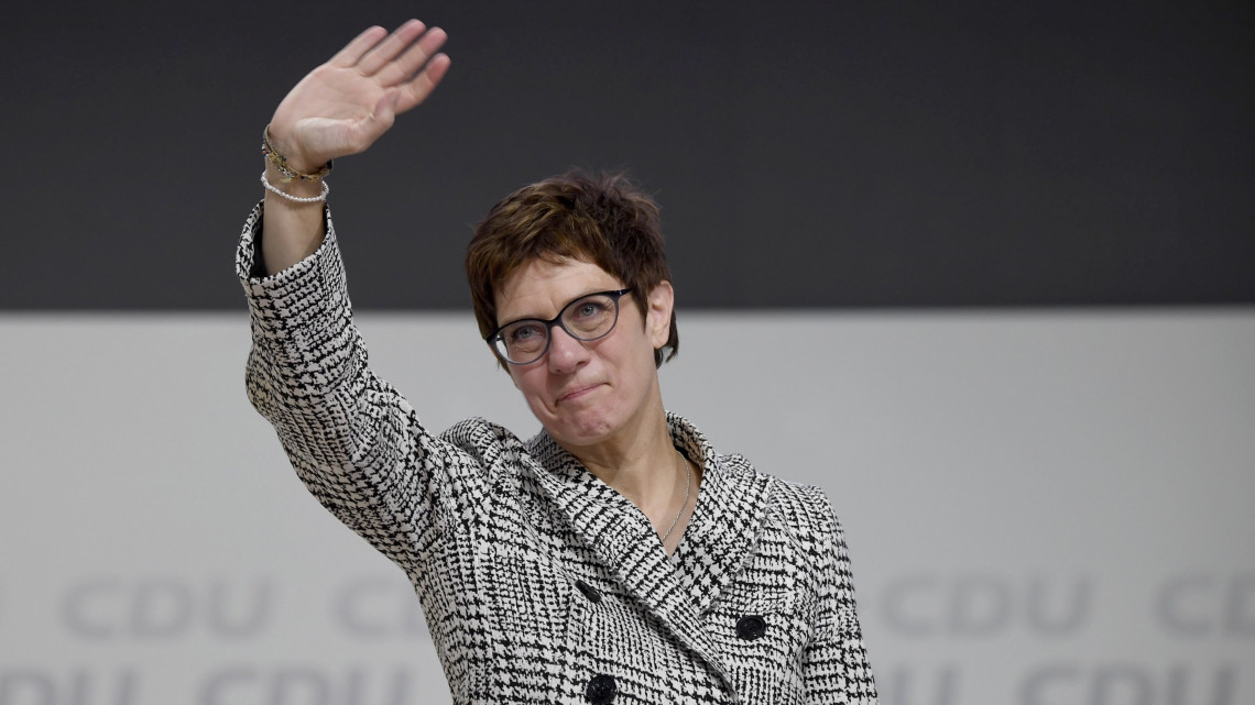 Annegret Kramp-Karrenbauer, a német Kereszténydemokrata Unió (CDU) főtitkára, miután pártelnökké választották a CDU tisztújító kongresszusán Hamburgban 2018. december 7-én.