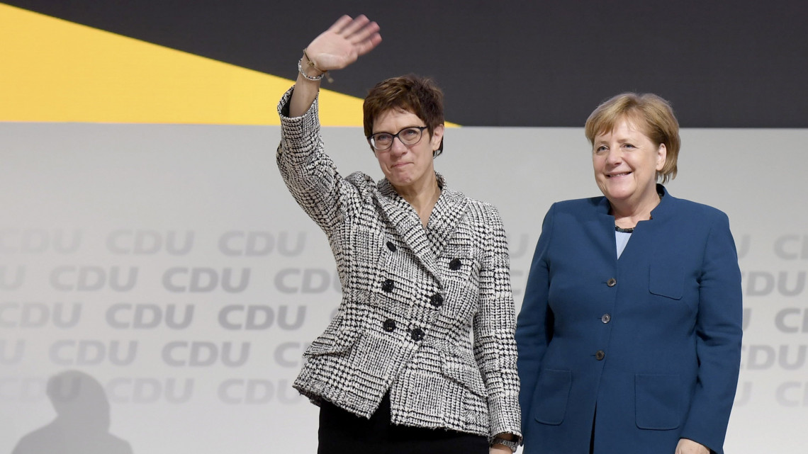 Annegret Kramp-Karrenbauer, a német Kereszténydemokrata Unió (CDU) főtitkára (b) és Angela Merkel, a CDU leköszönő elnöke, miután Kramp-Karrenbauert pártelnökké választották a CDU tisztújító kongresszusán Hamburgban 2018. december 7-én.