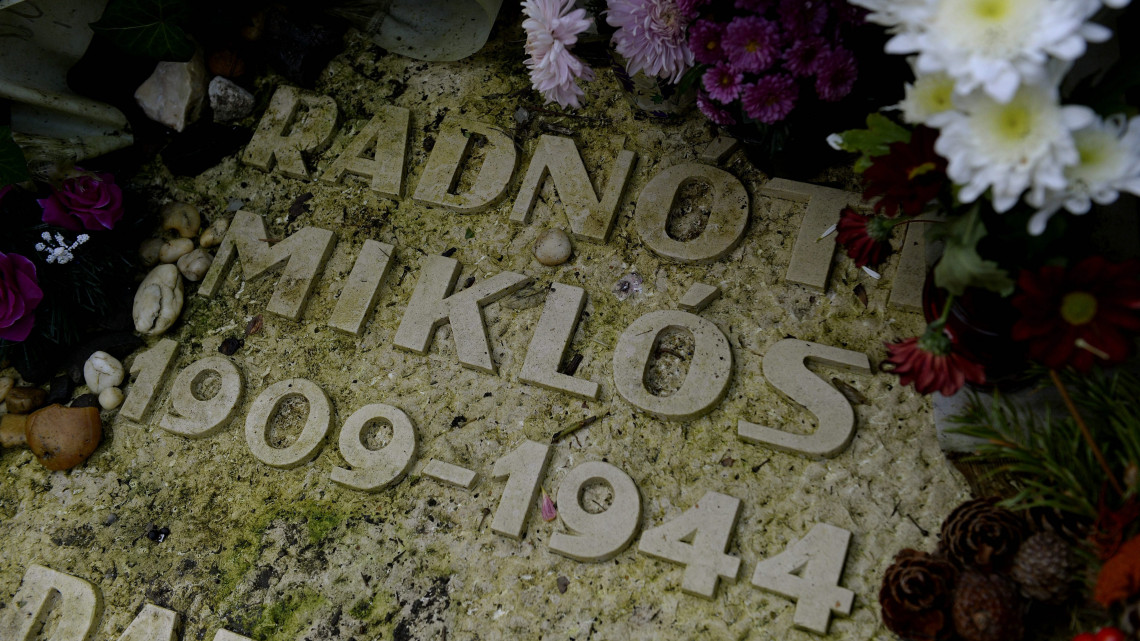 Radnóti Miklós sírja a Fiumei úti Nemzeti Sírkertben a költő halálának 70. évfordulóján, a Holokauszt-emlékév keretében megrendezett Radnóti-emléknapon 2014. november 9-én.