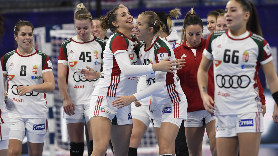 A magyar válogatott tagjai ünnepelnek, miután 26-25-re legyőzték Németország csapatát a franciaországi női kézilabda Európa-bajnokság középdöntőjének második fordulójában Nancyban 2018. december 9-én. Középen Lakatos Rita és Kazai Anita.