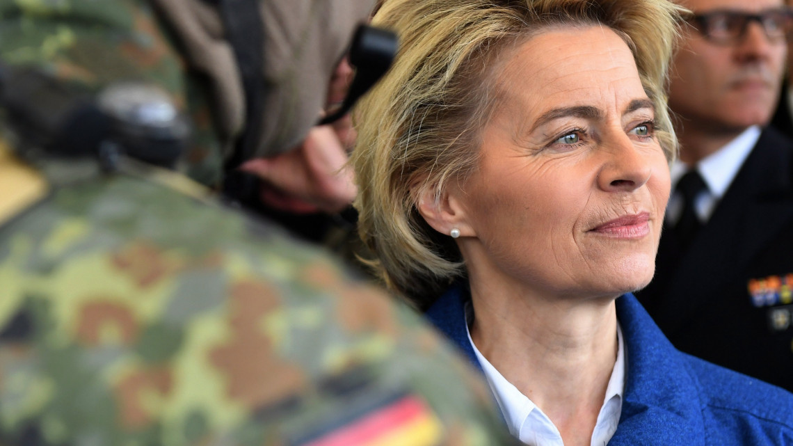 Kiel, 2017. április 21.Ursula von der Leyen német védelmi miniszter látogatást tesz a német különleges haditengerészeti erők kieli támaszpontján 2017. április 21-én. (MTI/EPA/David Hecker)
