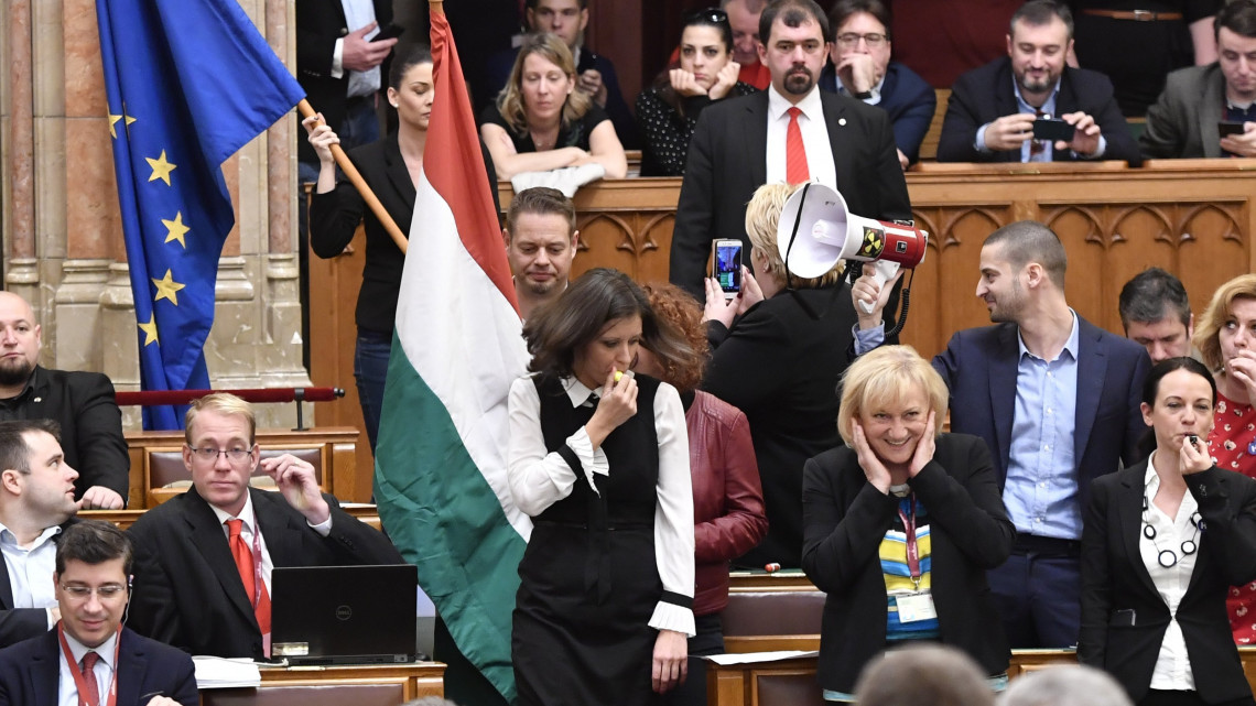 Szél Bernadett független képviselő (elöl k) és Szabó Tímea, a Párbeszéd frakcióvezetője (j) sípot fúj az Országgyűlés plenáris ülésén 2018. december 12-én. Mögöttük jobbról Ungár Péter, közöttük Schmuck Erzsébet, az LMP képviselői.