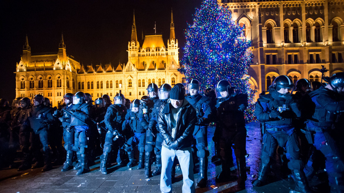 Rendőrök kiszorítják az ellenzéki pártok kezdeményezésére a munka törvénykönyvének módosítása ellen indult tüntetés résztvevőit a Parlament előtti Kossuth téren 2018. december 12-én. MTI/Balogh Zoltán