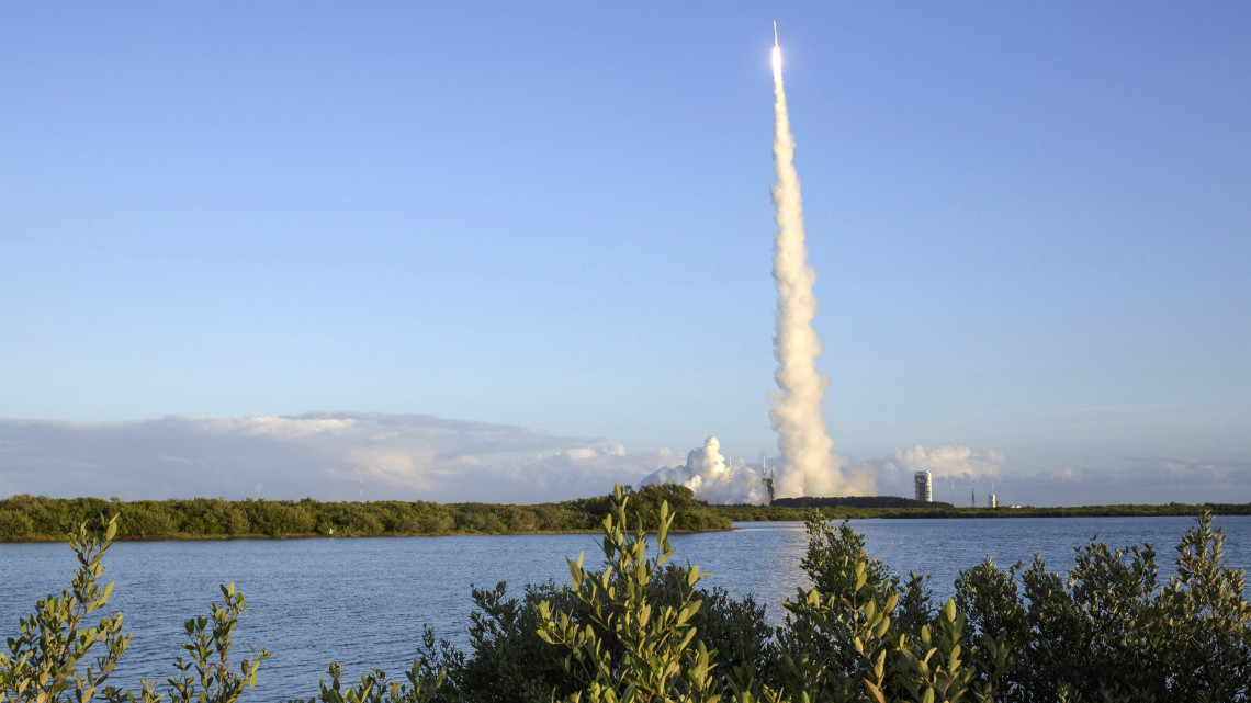 Az amerikai Országos Repülésügyi és Űrkutatási Hivatal, a NASA által közreadott képen egy Atlas V hordozórakétával levegőbe emelkedik a NASA OSIRIS-Rex aszteroidakutató űrszondája az amerikai légierő támaszpontján, a floridai Cape Canaveralben 2016. szeptember 8-án. Az űrszonda feladata a tudósok által a Földre nézve potenciális veszélyt jelentő Bennu aszteroida vizsgálata lesz.