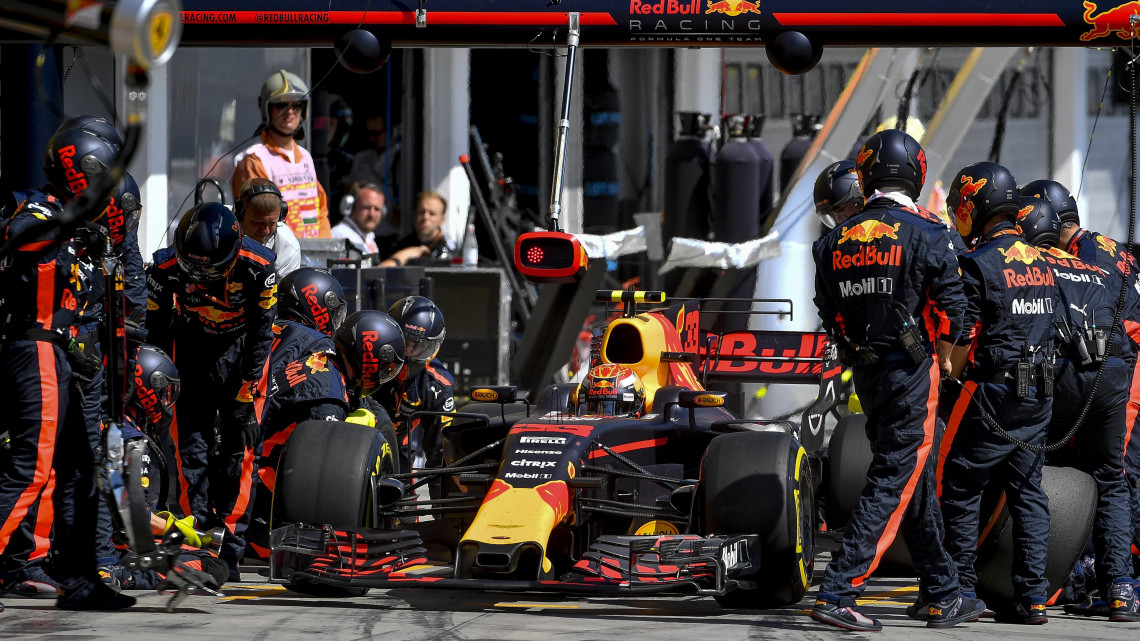 Kereket cserélnek Max Verstappen, a Red Bull holland versenyzője autóján a Forma-1-es Magyar Nagydíj futamán a mogyoródi Hungaroringen 2017. július 30-án.