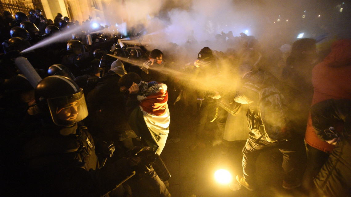 A Szabad Egyetem és a Hallgatói Szakszervezet Tüntetés a rabszolgatörvény ellen / Diák-Munkás szolidaritás címmel meghirdetett demonstráció résztvevői és rendőrök a Parlament előtti Kossuth téren 2018. december 13-án.