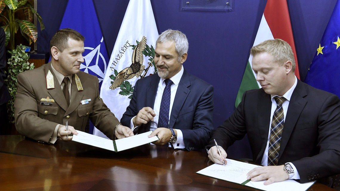 Budapest, 2018. december 14.
Fodor Péter, a HM Védelemgazdasági Hivatal főigazgatója, Thomas Hein, az Airbus Helicopters kereskedelmi vezetője és Dennis Bernitz, a cég értékesítési vezetője (b-j) a tizenhat Airbus H225M típusú helikopter beszerzésről szóló szerződés aláírásán Budapesten, a Honvédelmi Minisztériumban 2018. december 14-én.
MTI/Koszticsák Szilárd