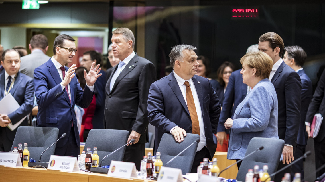 A Miniszterelnöki Sajtóiroda által közzétett képen Orbán Viktor kormányfő (j3), Angela Merkel német (j2), és Sebastian Kurz osztrák kancellár (j) beszélget a munkaülés megkezdése előtt a brüsszeli EU-csúcs második napján, 2018. december 14-én.